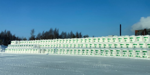 FIGURE 4. Hundreds of bags of TETRA CC Road calcium chloride at the TETRA Chemicals Europe plant in Kokkola, Finland.